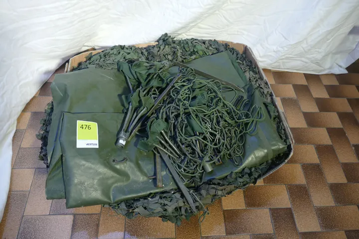 Tarnnetz mit Zubehör